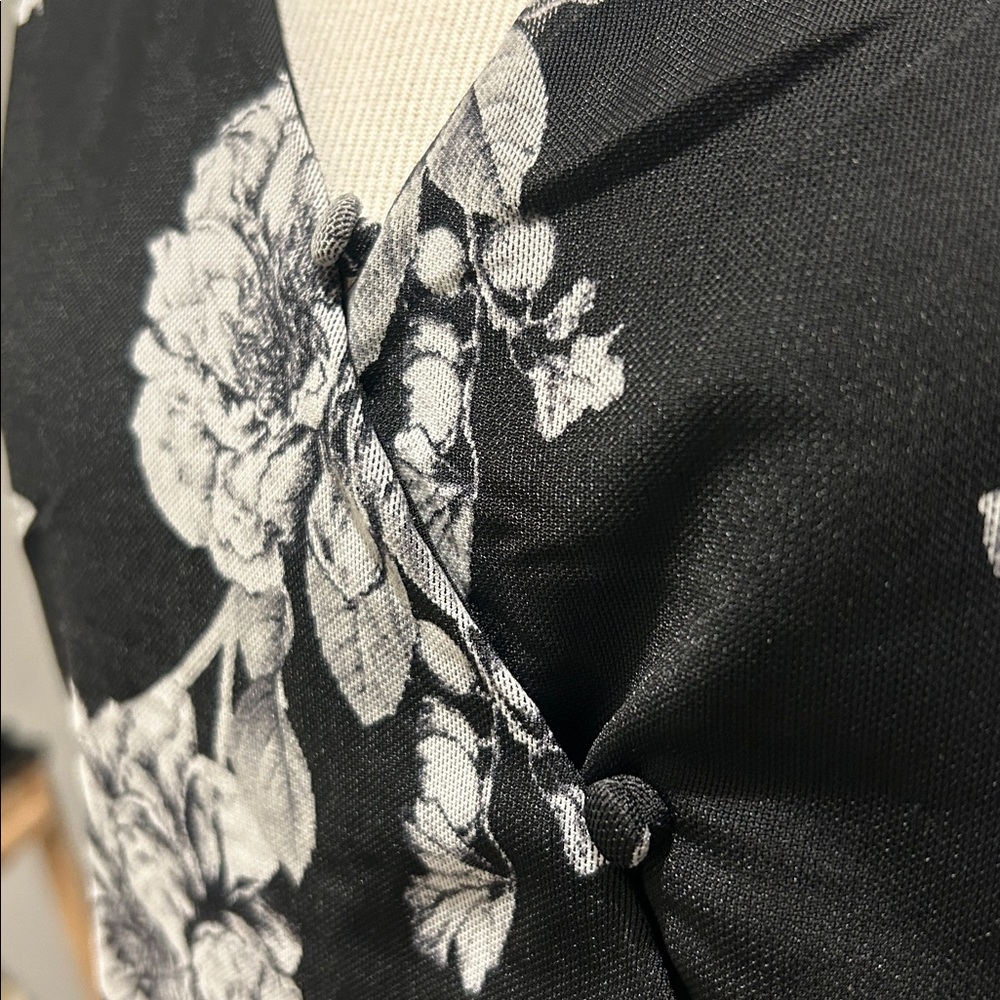 White House Black Market L faux wrap Floral Black gray sleeveless Top - Picture 10 of 10